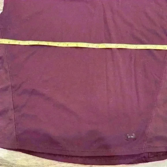 Woman’s Under Armour Maroon Sleeveless hooded Activewear Shirt Size Small - Picture 2 of 5